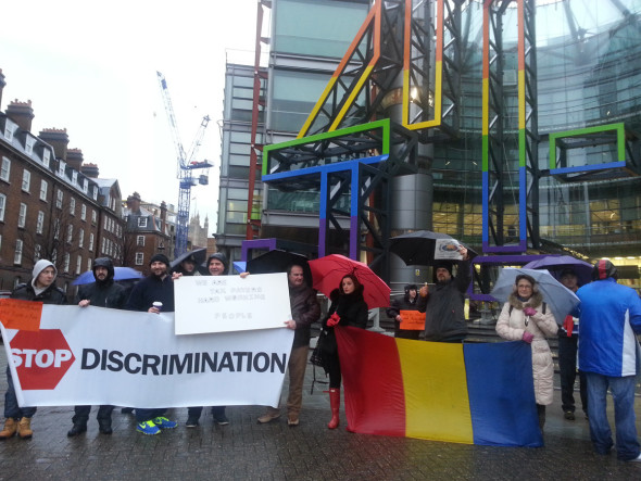 Români protestatari în faţa sediului Channel 4, la Londra