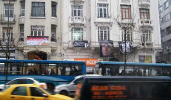 Apartamentul lui Dink de la etajul 1 pe Halaskar Gazi, chiar înainte să înceapă manifestația.