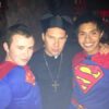 Bryan Singer îmbrăcat corespunzător. Băiețeii de altar sunt mai mari decât cei din Boston