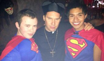 Bryan Singer îmbrăcat corespunzător. Băiețeii de altar sunt mai mari decât cei din Boston