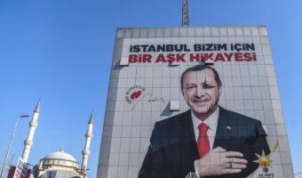 Panou electoral care spune că pentru el, Istanbulul este o poveste de dragoste. Erdoğan a fost trădat.