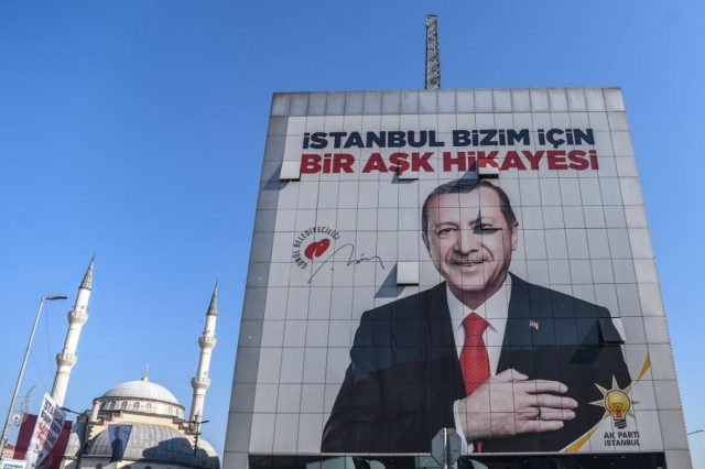 Panou electoral care spune că pentru el, Istanbulul este o poveste de dragoste. Erdoğan a fost trădat.